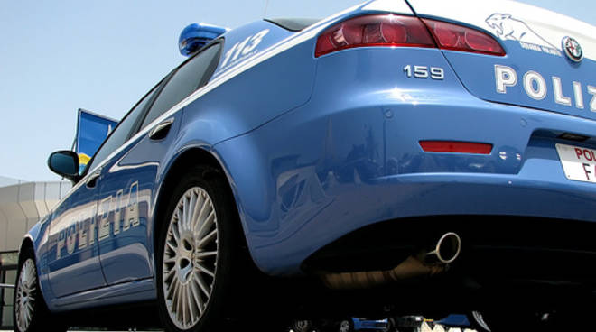 Anziana cade in strada per un malore: salvata dai poliziotti della Squadra Volante