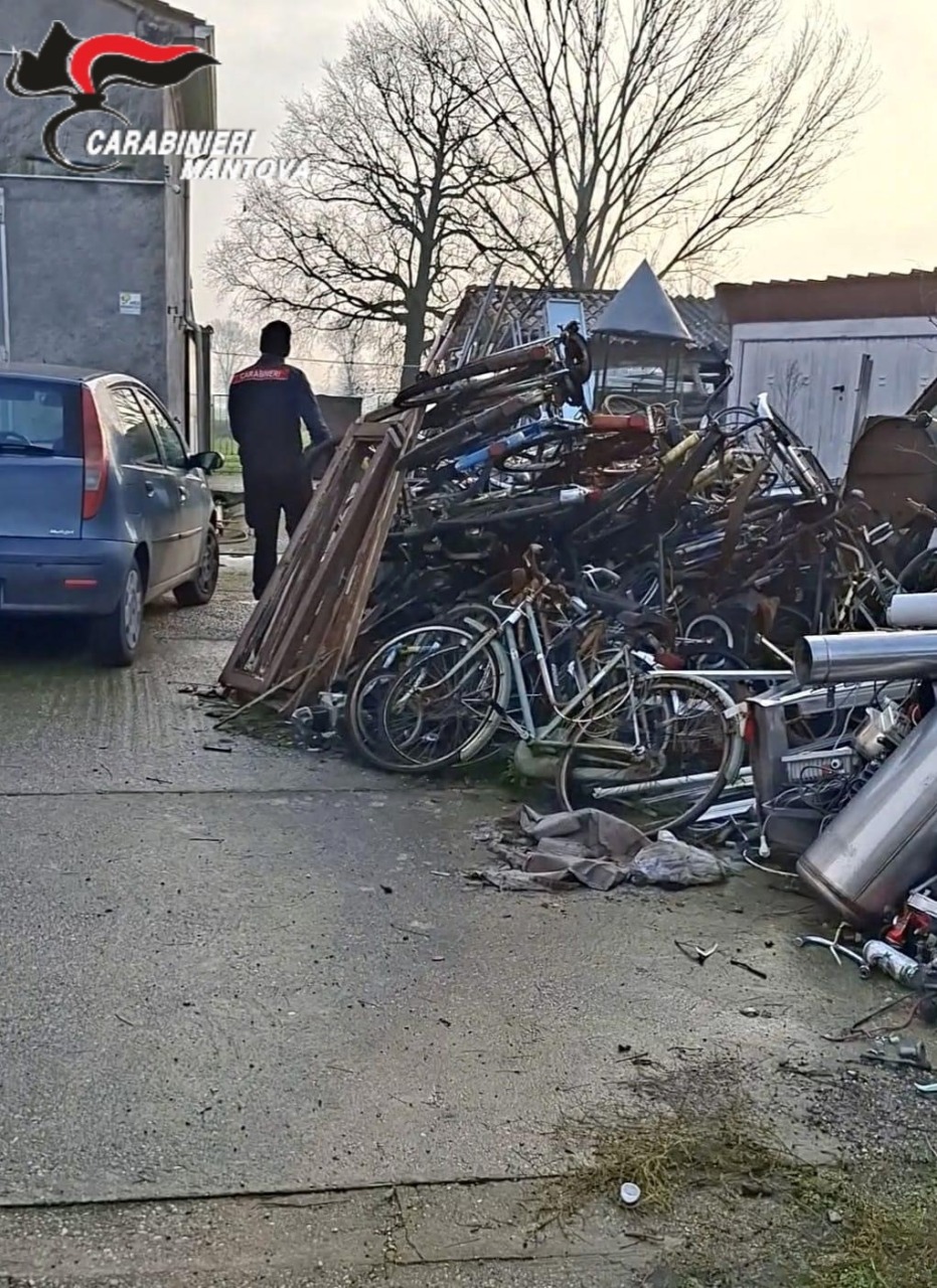 Uno scorcio del materiale rinvenuto dai carabinieri