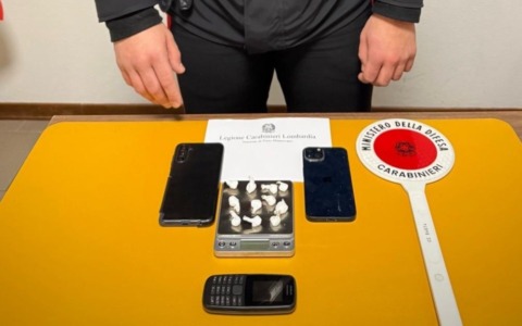 Consegna la droga col monopattino elettrico: pusher arrestato a Porto Mantovano