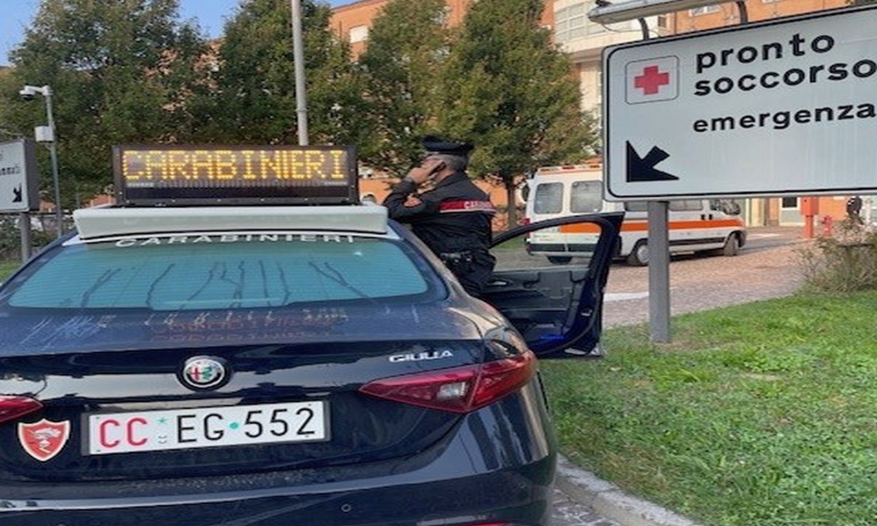 Stacca a morsi un pezzo d’orecchio all’amico, mostra i genitali a una donna e aggredisce i Cc