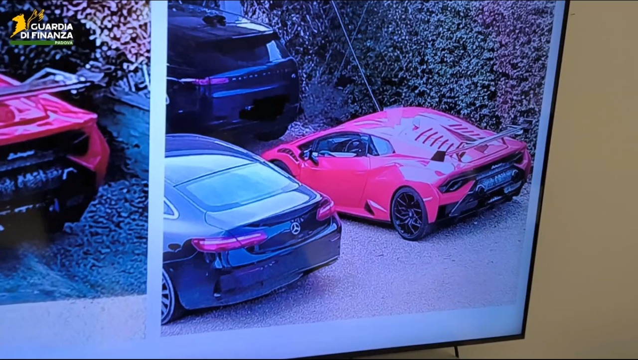 Alcune delle auto di lusso finite "nel mirino" della guardia di finanza