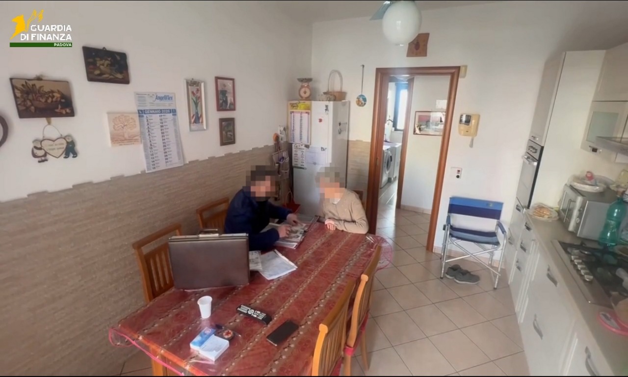 Anziani e persone sole nel mirino: smantellata la maxi rete dei truffatori porta a porta