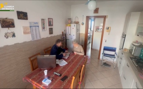 Anziani e persone sole nel mirino: smantellata la maxi rete dei truffatori porta a porta
