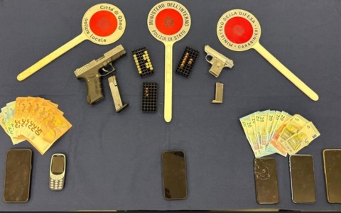 Sequestrato, picchiato con una spranga e minacciato con armi per rubargli auto e soldi