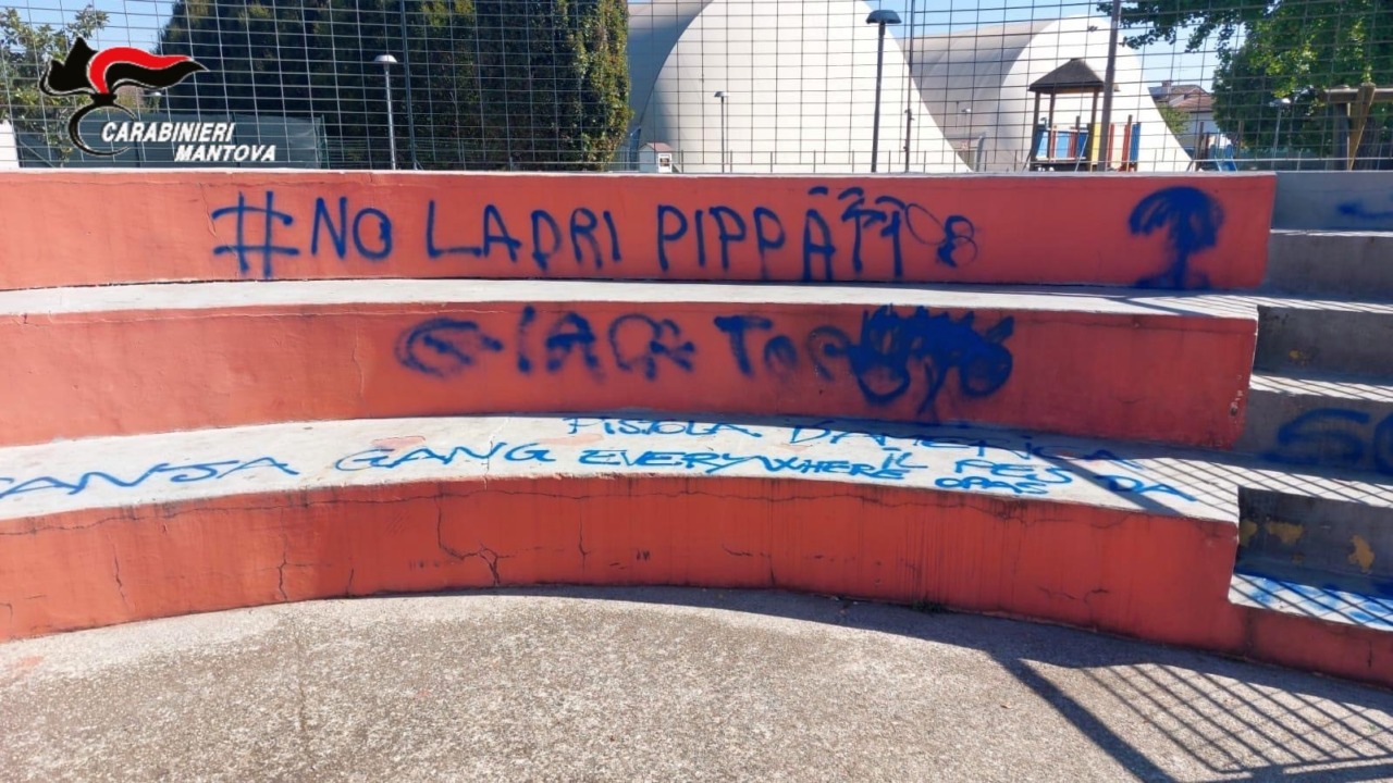 Imbratta il parco con lo spray: un 18enne beccato grazie alle telecamere e denunciato