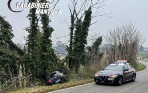 Auto finisce in un fossato a Ponti sul Mincio: soccorse due donne