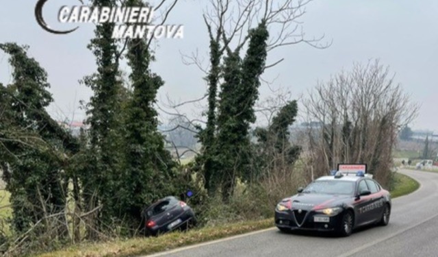 Auto finisce in un fossato a Ponti sul Mincio: soccorse due donne