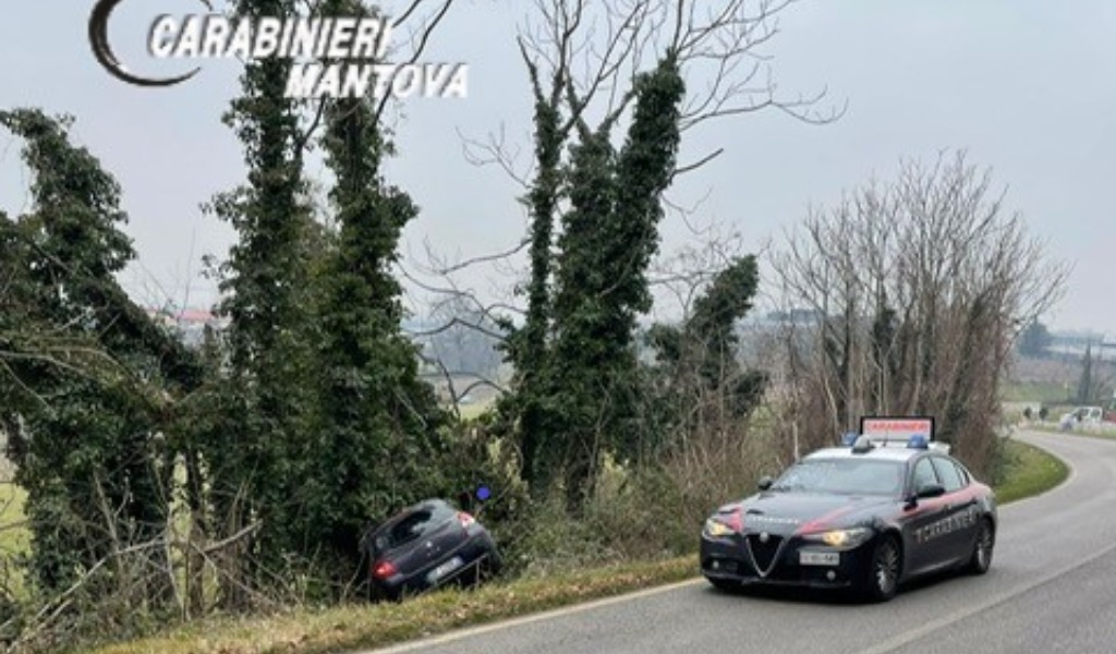 Auto finisce in un fossato a Ponti sul Mincio: soccorse due donne