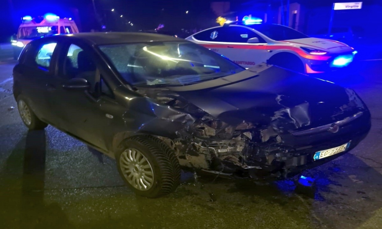 Schianto tra due auto all’incrocio: finisce in ospedale anche una bambina di 5 anni
