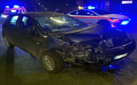 Schianto tra due auto all’incrocio: finisce in ospedale anche una bambina di 5 anni