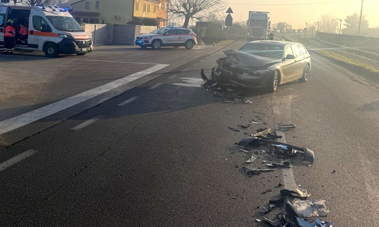 Schianto frontale lungo la strada ghiacciata: i due conducenti finiscono in ospedale
