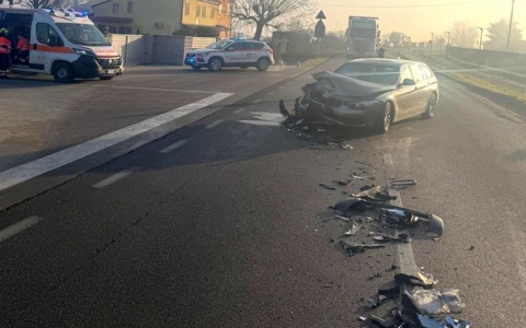 Schianto frontale lungo la strada ghiacciata: i due conducenti finiscono in ospedale