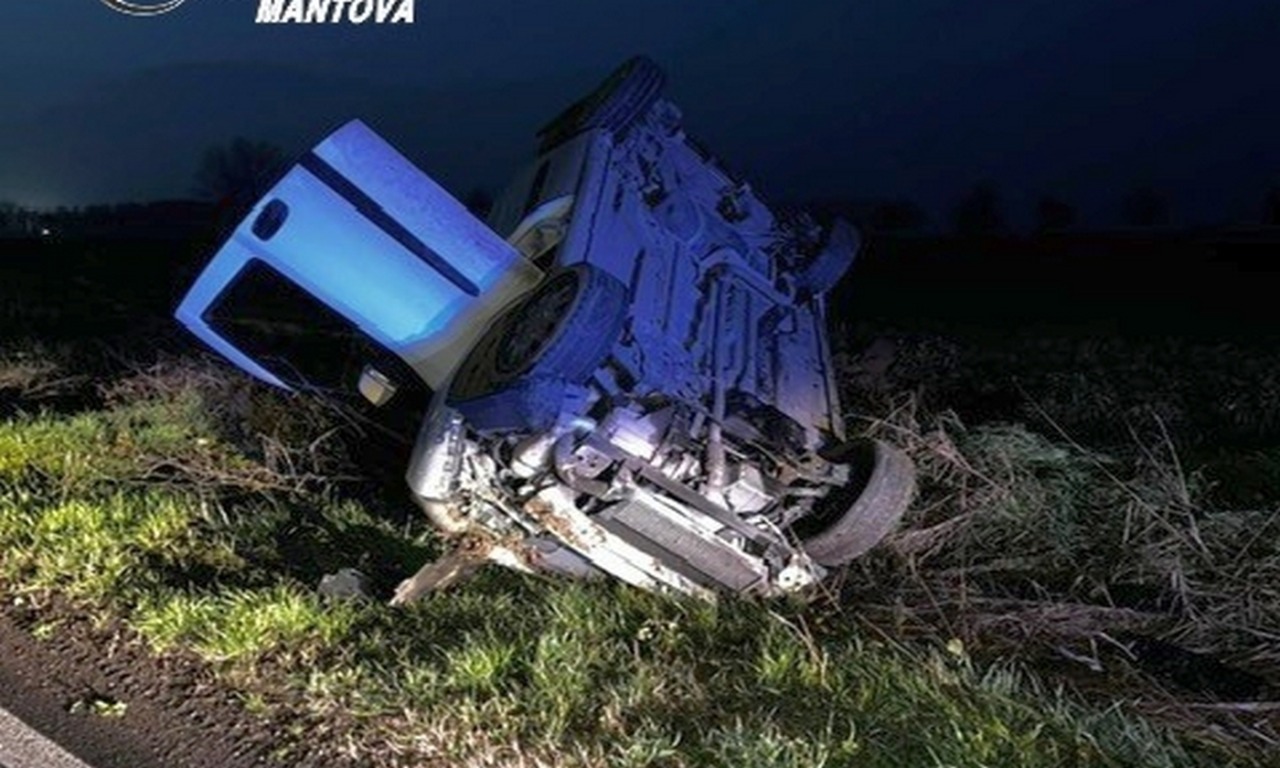 Finisce fuori strada con il furgone: paura per un 30enne portato all’ospedale di Mantova