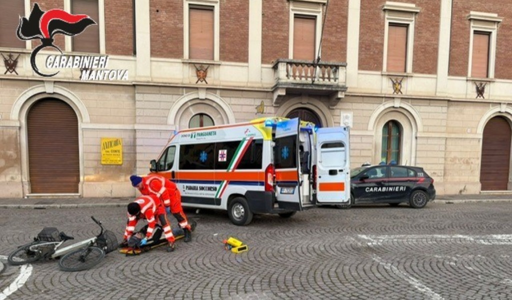 Scontro tra bici e auto a Sabbioneta: ciclista 60enne trasportato in ospedale