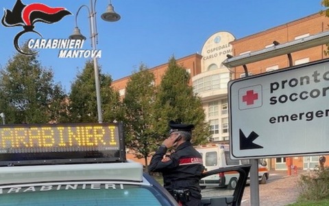 Ubriaco in pronto soccorso: calci e pugni ai sanitari e poi se la prende anche coi Cc