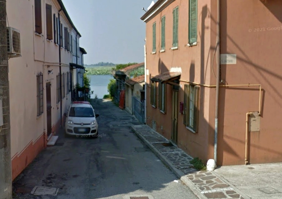 Uno scorcio di via San Lazzaro, nel quartiere Borgo Angeli, e sullo sfondo il Lago Superiore (clicca sull'immagine per navigare nella mappa)