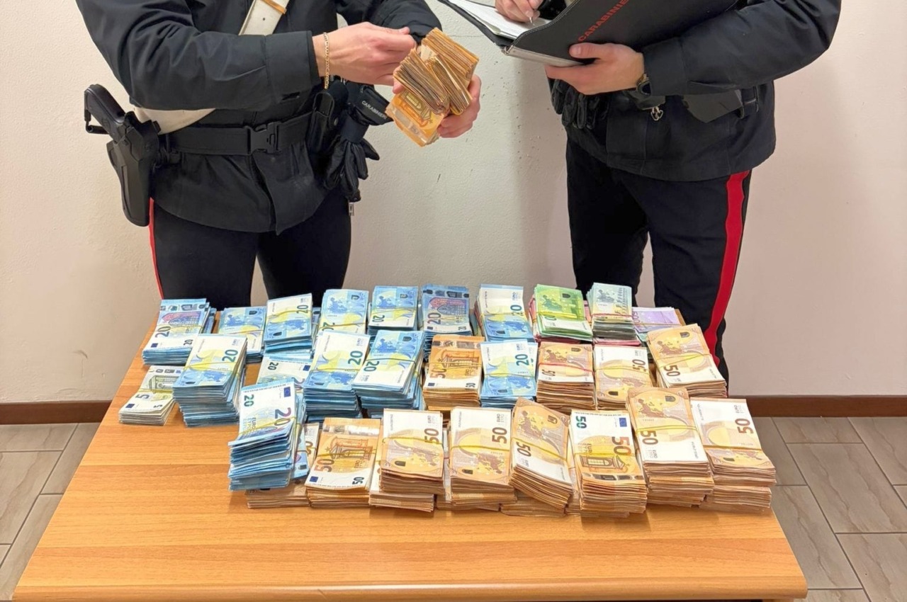 Sorpresa: nascosti in auto e in casa aveva 440mila euro in contanti