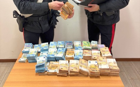 Sorpresa: nascosti in auto e in casa aveva 440mila euro in contanti