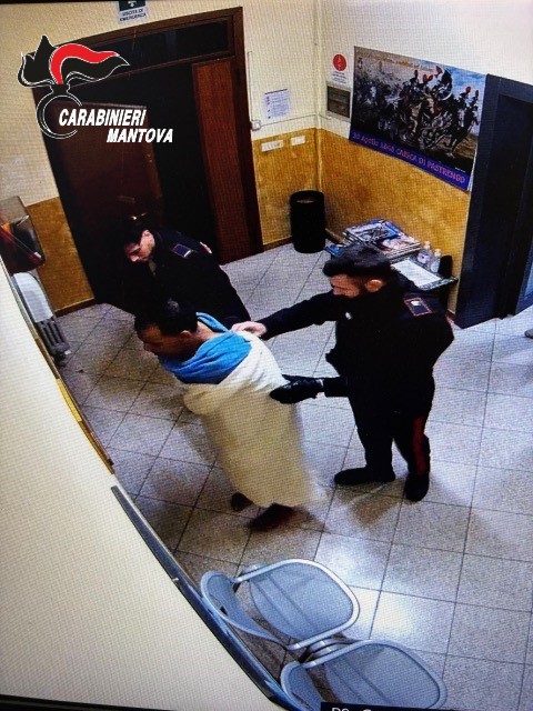 Il 43enne in caserma con i carabinieri