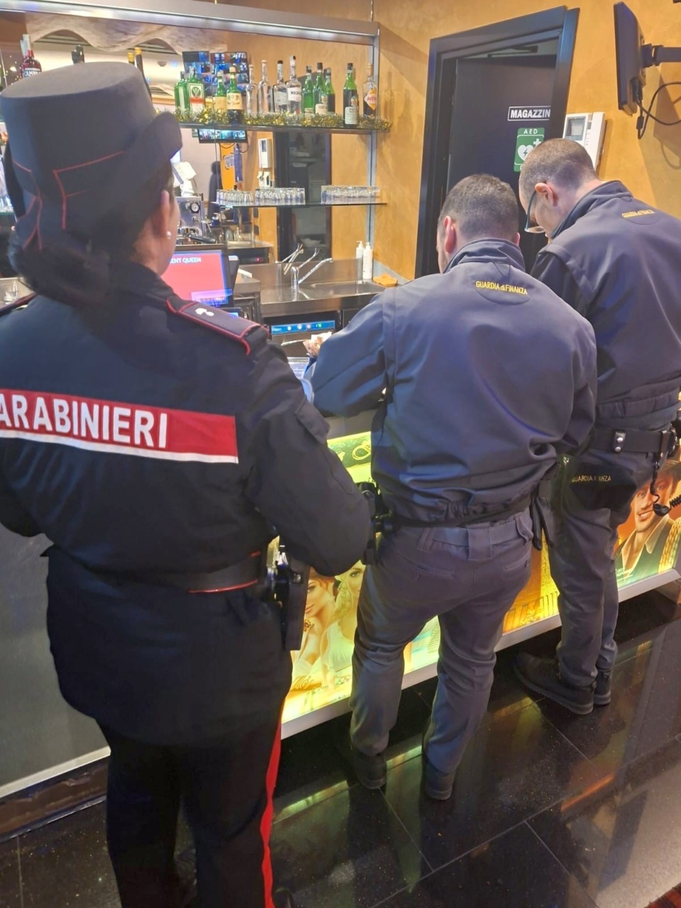 Un momento durante i controlli di Cc e Gdf nelle sale slot della provincia di Mantova