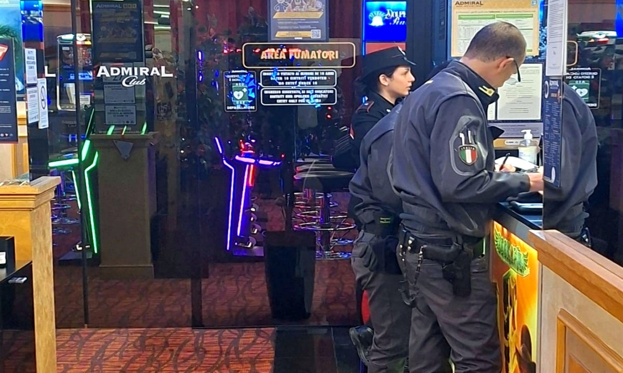 Sale e slot e scommesse al setaccio di carabinieri e guardia di finanza