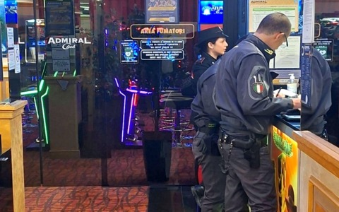 Sale e slot e scommesse al setaccio di carabinieri e guardia di finanza