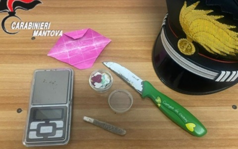 Maltratta la madre e nasconde droga in casa: una 17enne denunciata a Pegognaga