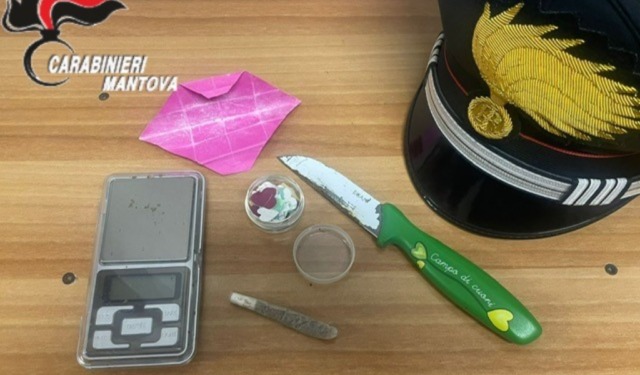 Maltratta la madre e nasconde droga in casa: una 17enne denunciata a Pegognaga