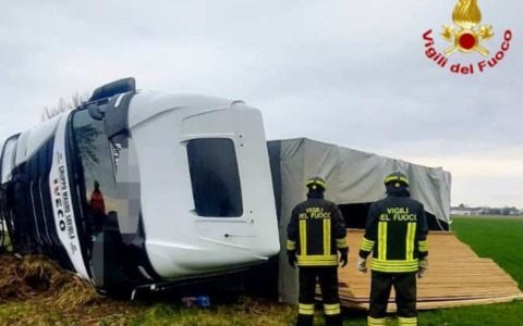 Autotreno esce di strada e si ribalta su un fianco, autista 35enne in ospedale