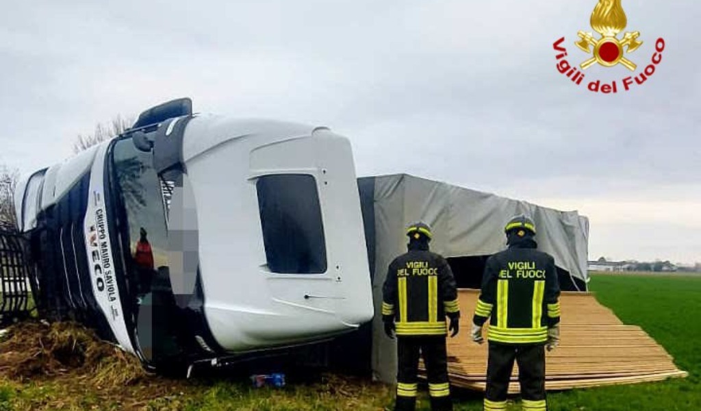 Autotreno esce di strada e si ribalta su un fianco, autista 35enne in ospedale