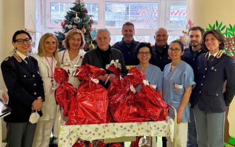 Un momento di gioia per i bimbi ricoverati: gli agenti di polizia portano i regali della befana