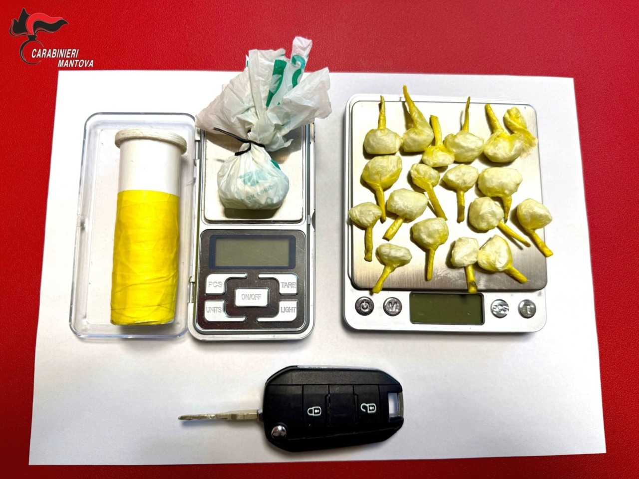 Nasconde la cocaina nella leva del cambio dell’auto: aveva con sé 17 dosi