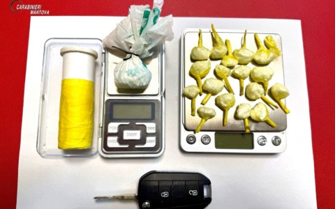Nasconde la cocaina nella leva del cambio dell’auto: aveva con sé 17 dosi