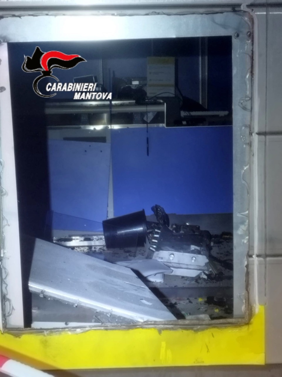 Uno scorcio degli interni dell'ufficio dopo l'esplosione