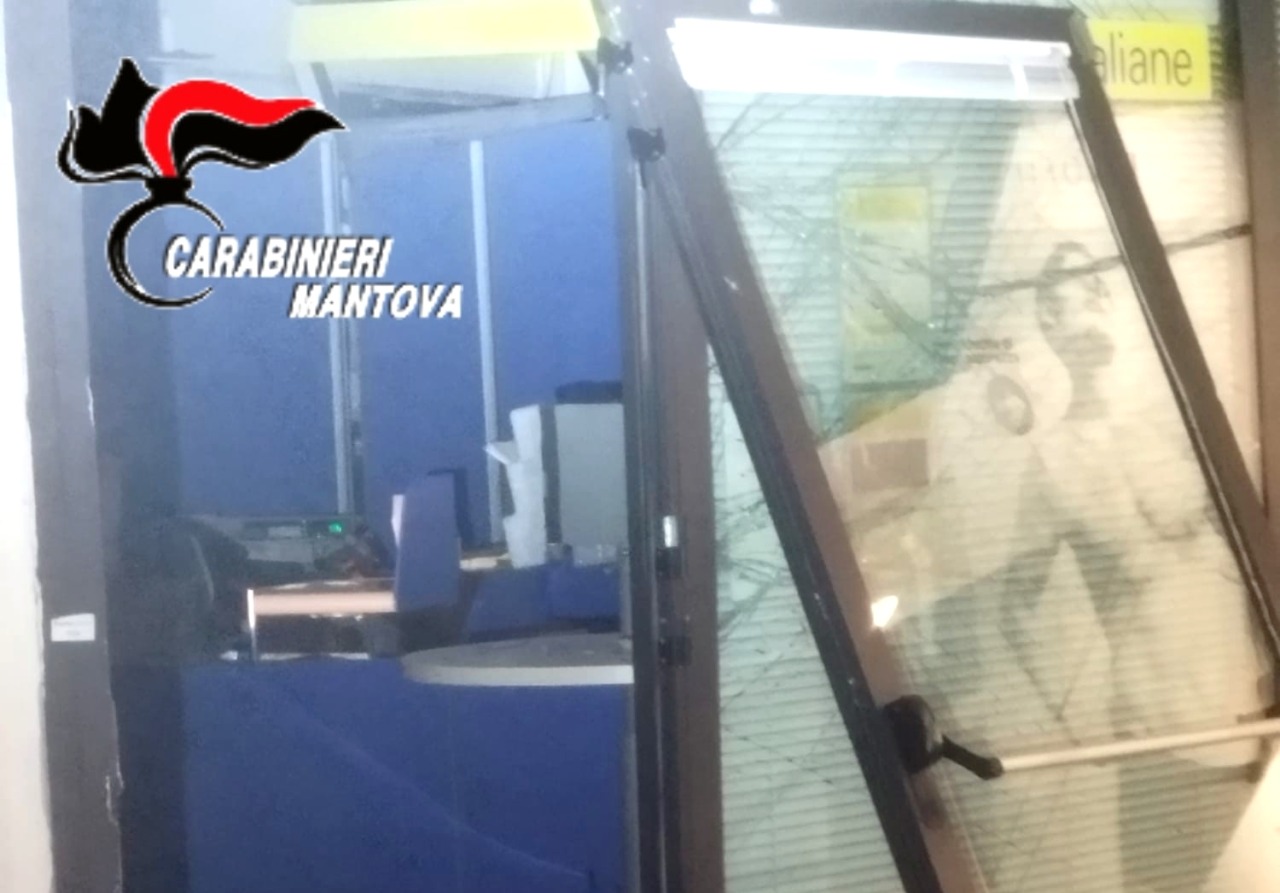 Boato nella notte: salta il postamat e ufficio postale devastato. Via 30mila euro