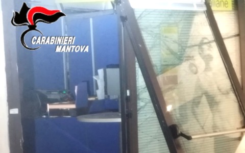 Boato nella notte: salta il postamat e ufficio postale devastato. Via 30mila euro