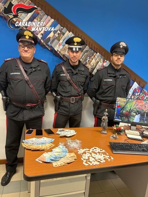 I carabinieri con lo stupefacente e il resto della merce posi sotto sequestro