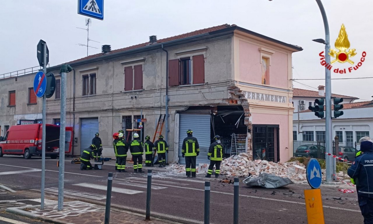 In auto si schiantano contro la sede del ferramenta e abbattono mezzo edificio