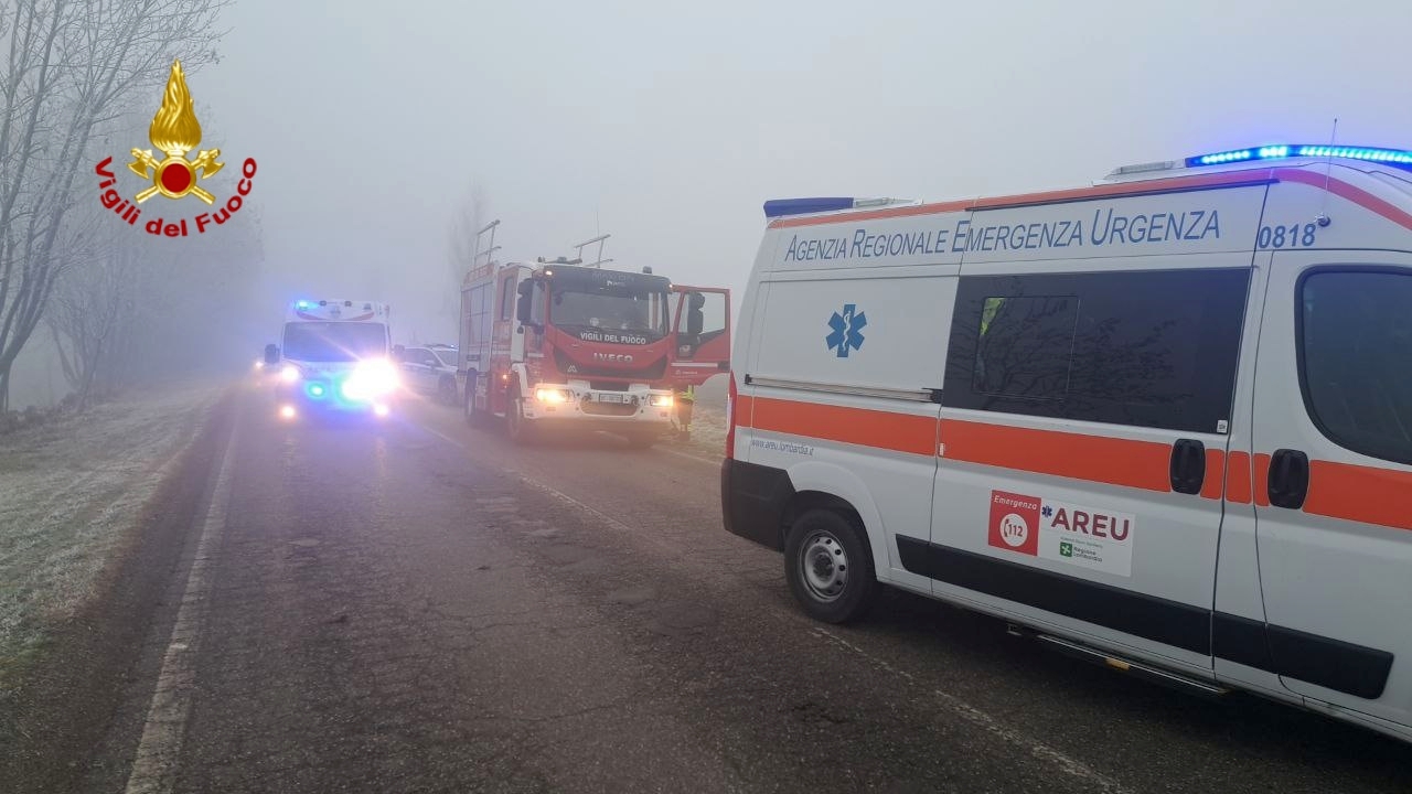 I mezzi di soccorso intervenuti nella nebbia