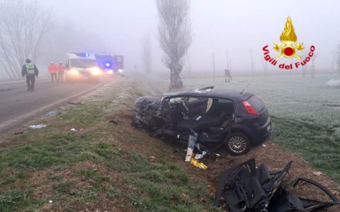 Nebbia e ghiaccio: schianto frontale tra auto e furgone in aperta campagna