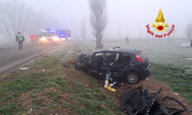 Nebbia e ghiaccio: schianto frontale tra auto e furgone in aperta campagna