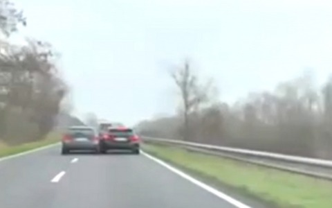 La corsa in auto, l’incidente e poi la fuga: il video dello speronamento ai danni della madre con la figlioletta