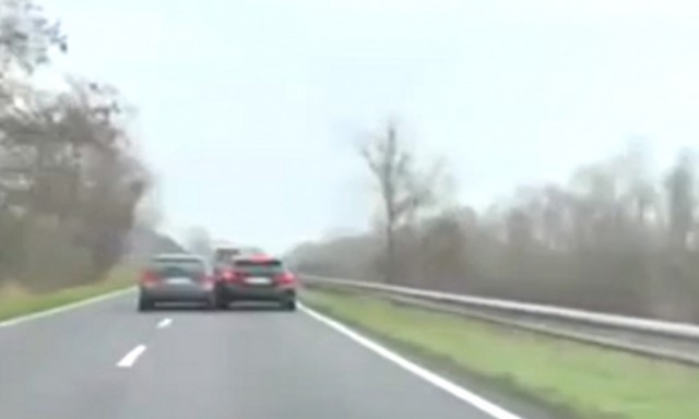 La corsa in auto, l’incidente e poi la fuga: il video dello speronamento ai danni della madre con la figlioletta