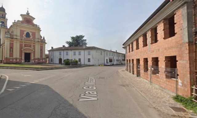 Scende dallo scuolabus e attraversa la strada: bambino di 7 anni investito sotto gli occhi dei genitori
