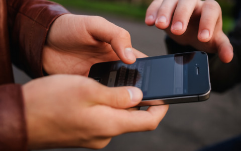 Aggredisce un ragazzo a Suzzara e gli ruba il cellulare, 27enne nei guai