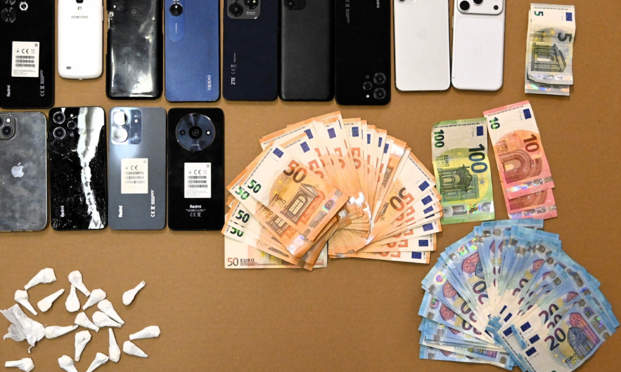 Cocaina, cellulari rubati e soldi nascosti in casa: fratello e sorella arrestati a Mantova