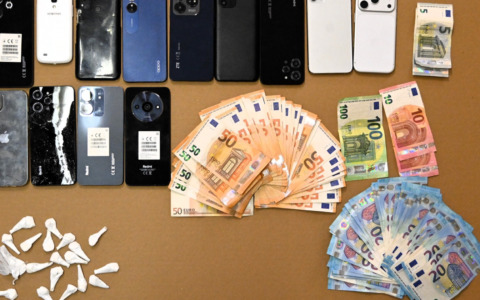 Cocaina, cellulari rubati e soldi nascosti in casa: fratello e sorella arrestati a Mantova