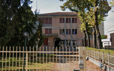 Entra di notte alla scuola Bertazzolo di Mantova e ruba della cancelleria, 22enne beccato