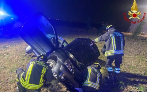 Auto si ribalta sulla provinciale tra Gonzaga e Moglia: 43enne in ospedale