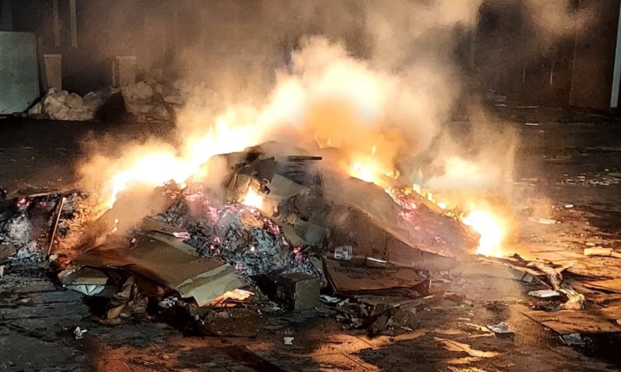 Incendio in un capannone di Mantova, a fuoco alcuni cartoni da smaltire